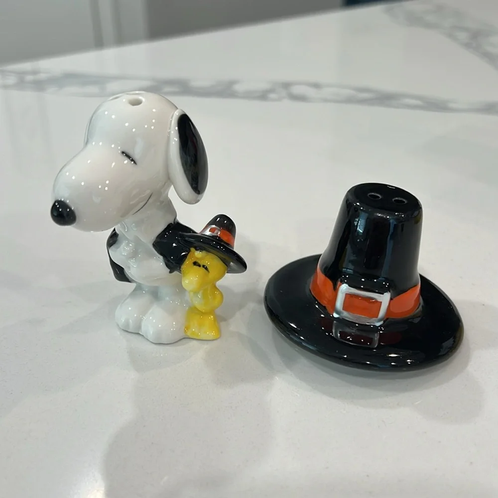 Cute.🎃 Pilgrim Snoopy Salt & Pepper